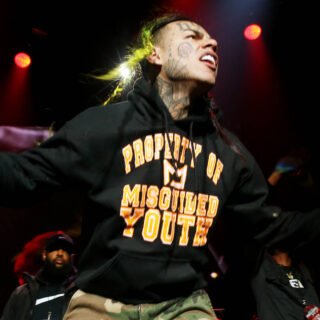 6ix9ine Concert Ends After fans pulled off His $2M Neck Chain as he Jumps Into Crowd 22 6ix9ine